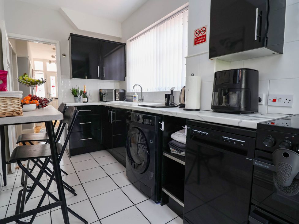 A kitchen with appliances and fruit at Laburnum house in Ellesmere Port