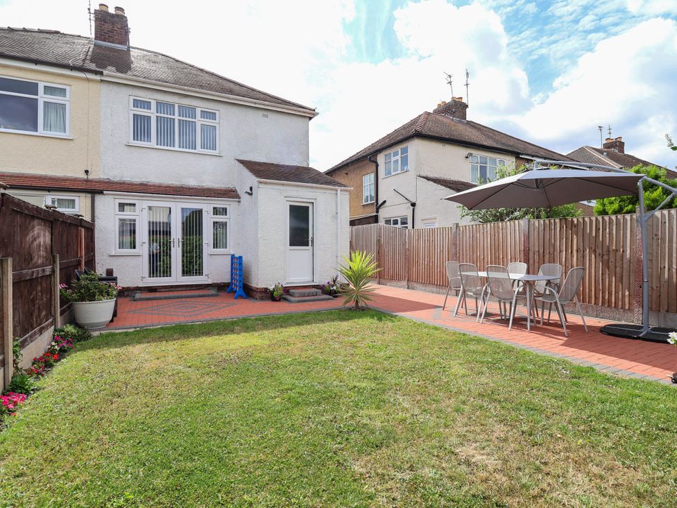 A garden with a table and chairs at Laburnum house Ellesmere Port