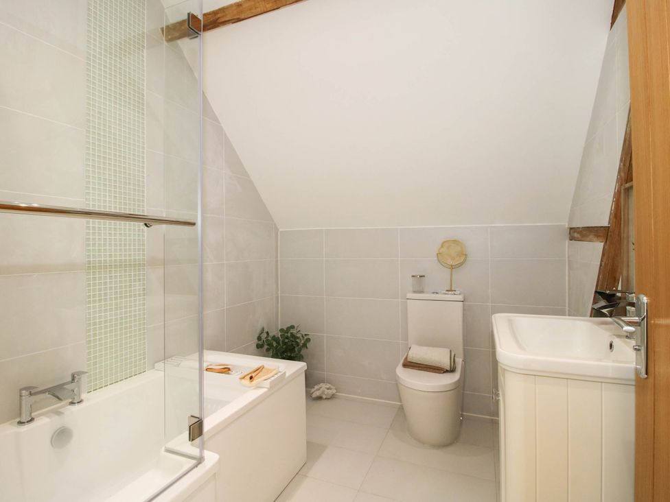 A bathroom with a bathtub, toilet and hand basin at The Hayloft in Birmingham