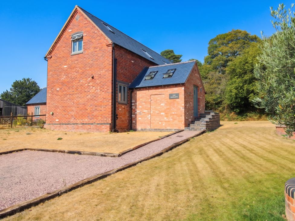 A house with garden and pathway at The Hayloft in Birmingham