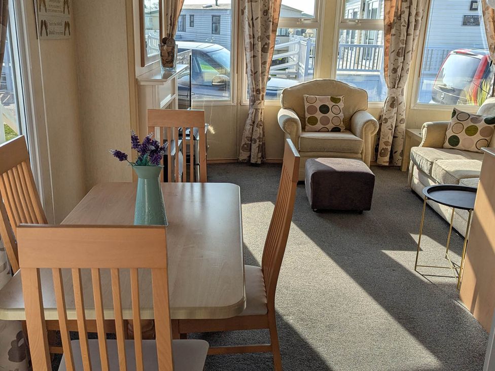 A living room with a dining table and chairs at Beachcomber Cabin Dog Friendly Anderby Creek Lincolnshire