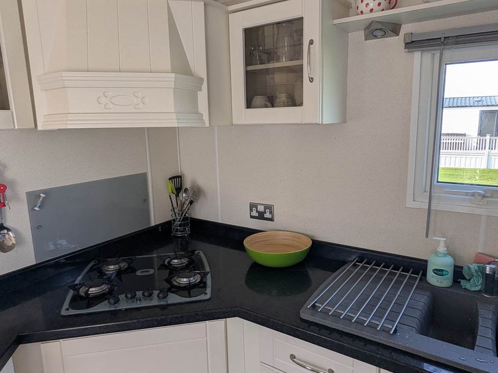 A kitchen with a gas hob and sink at Beachcomber Cabin Dog Friendly Anderby Creek Lincolnshire