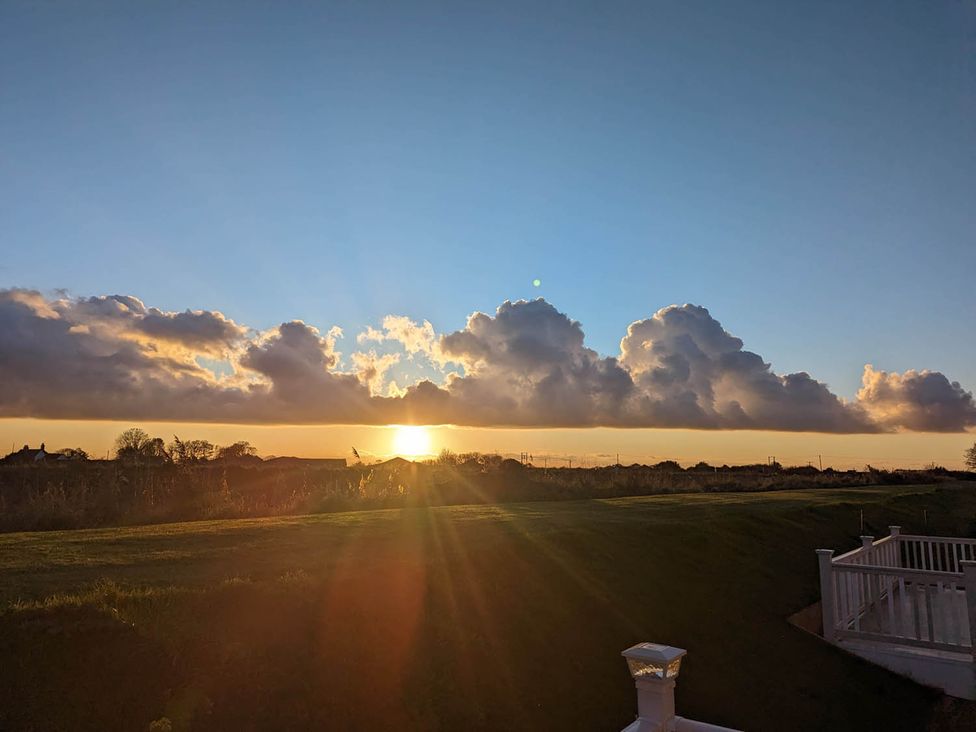 A sunset with clouds and a horizon at Beachcomber Cabin Dog Friendly Anderby Creek Lincolnshire