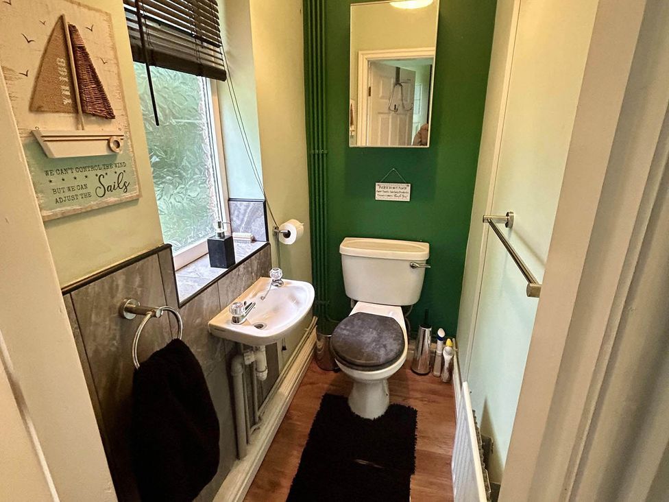 A bathroom with a toilet and sink at the property in 