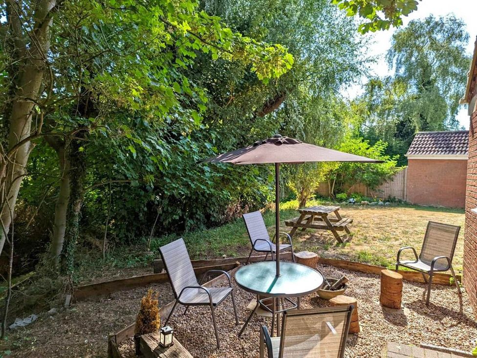 A garden with seating area and picnic table at the property