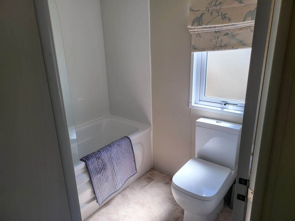 A bathroom with a bathtub and toilet at The Old Barn in Manchester