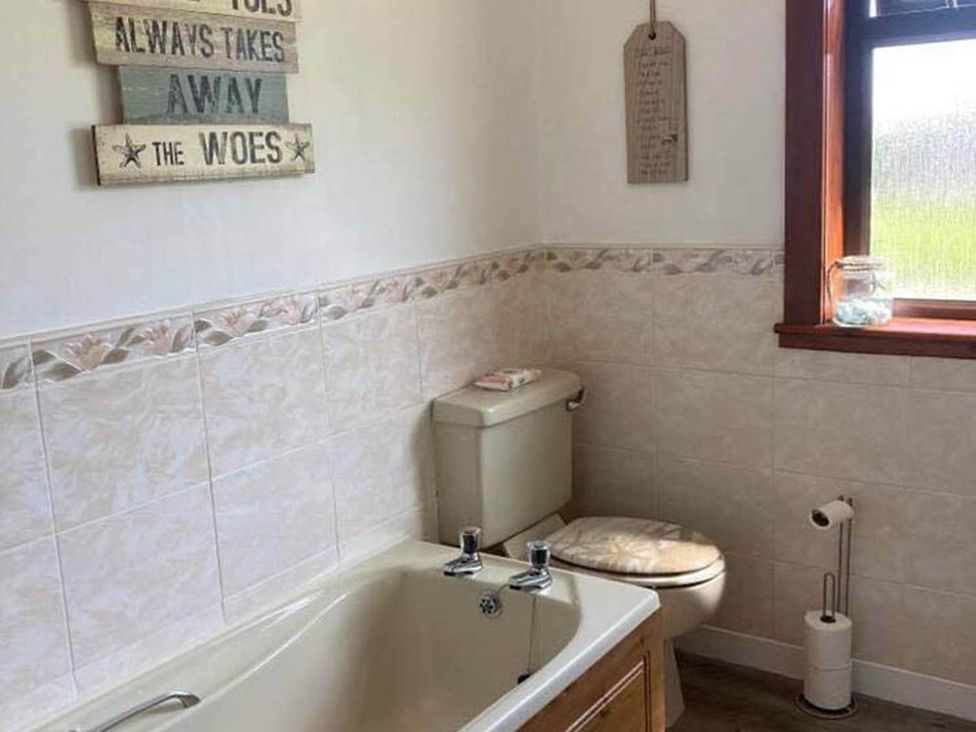 A bathroom with a bathtub and toilet at The Old Barn in Manchester
