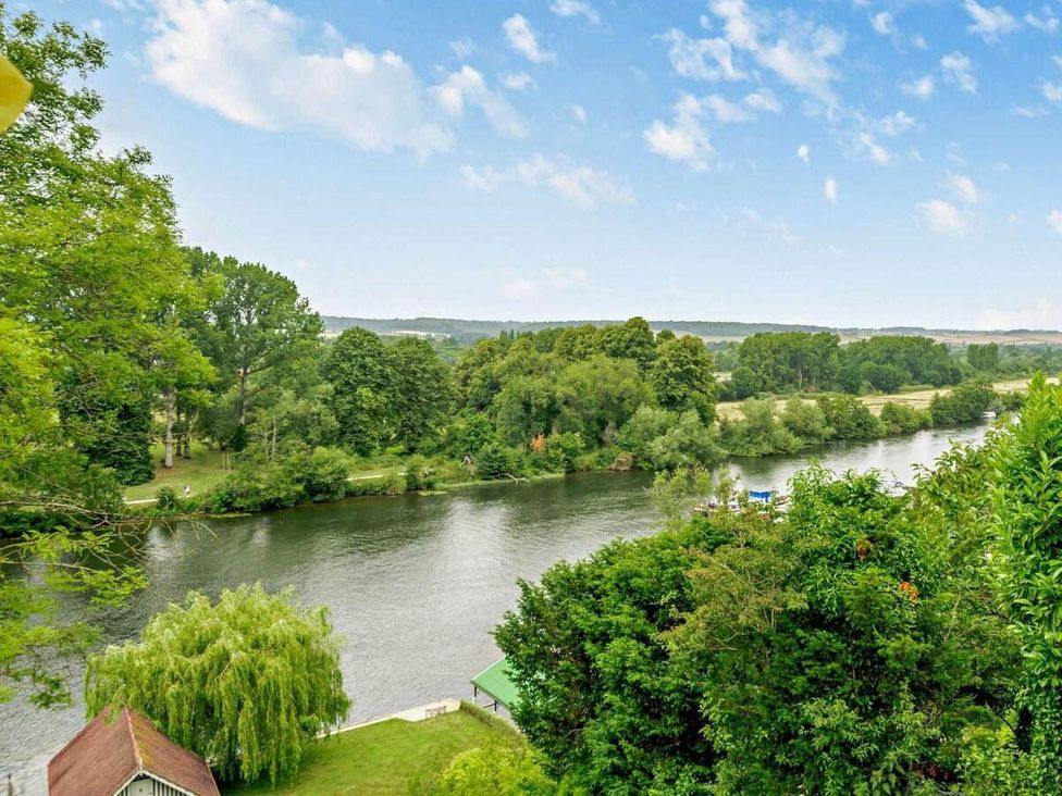 A river with surrounding trees and grass at Luxurious 5 Bedroom House in Cookham near Marlow