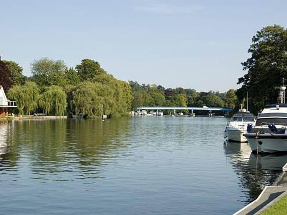 A view of water with boats and trees at Luxurious 5 Bedroom House in Cookham near Marlow