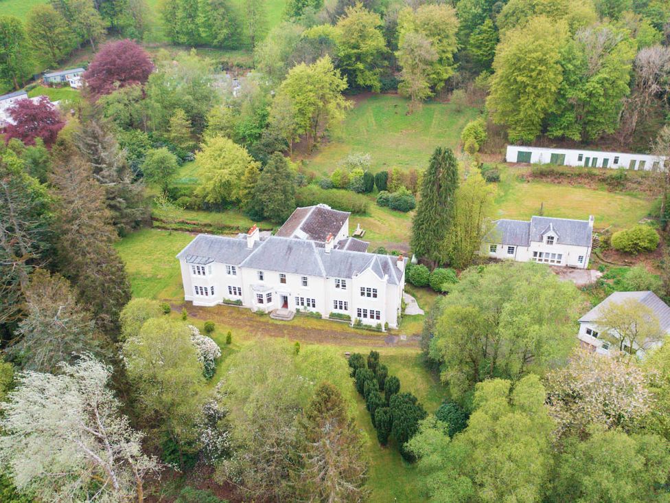 An aerial view of a house surrounded by trees and garden at RnB Rural n Beautiful Near Barrhill