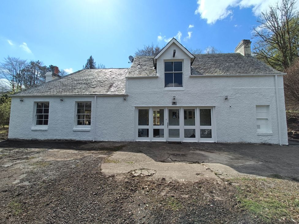 A house with a sloping roof and multiple windows at RnB Rural n Beautiful Near Barrhill