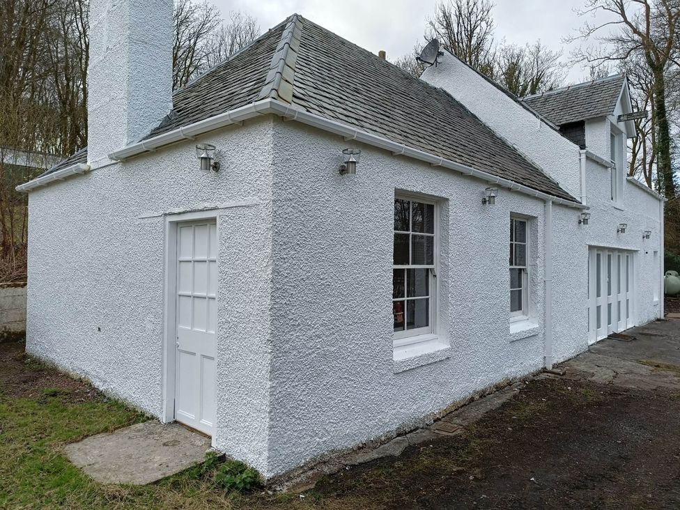 An exterior view of a white house at RnB Rural n Beautiful Near Barrhill