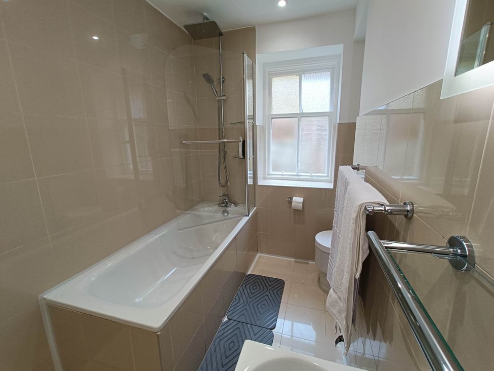 A bathroom with a bathtub and shower at RnB Rural n Beautiful Near Barrhill