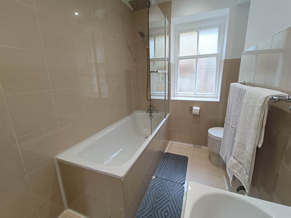 A bathroom with a bathtub and shower at RnB Rural n Beautiful Near Barrhill