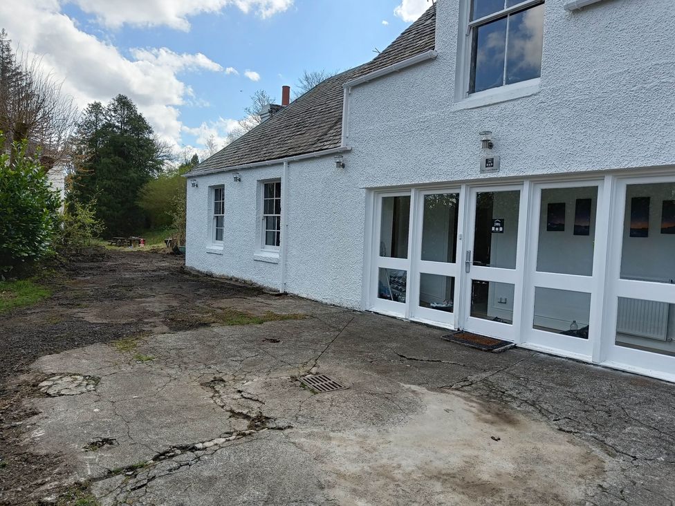 An outdoor area with a pathway and windows at RnB Rural n Beautiful Near Barrhill