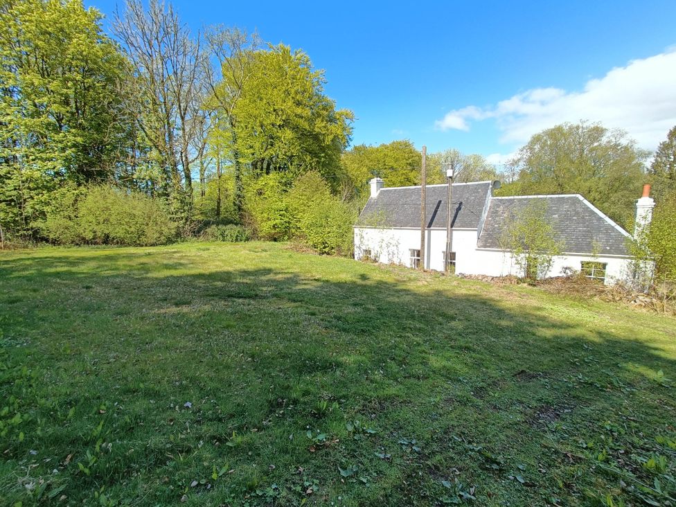 An outdoor area with a cottage and trees at RnB Rural n Beautiful Near Barrhill