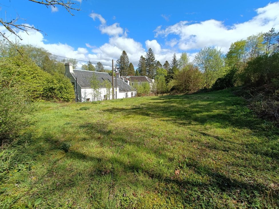 An outdoor area with a house and trees at RnB Rural n Beautiful Near Barrhill