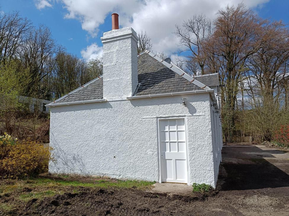 An exterior view of a cottage with a chimney at RnB Rural n Beautiful Near Barrhill