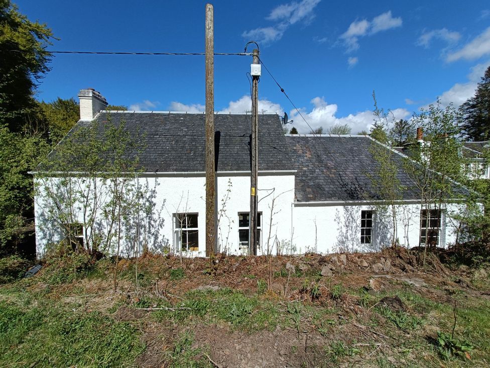 An exterior view of a house with windows and grass at RnB Rural n Beautiful Near Barrhill