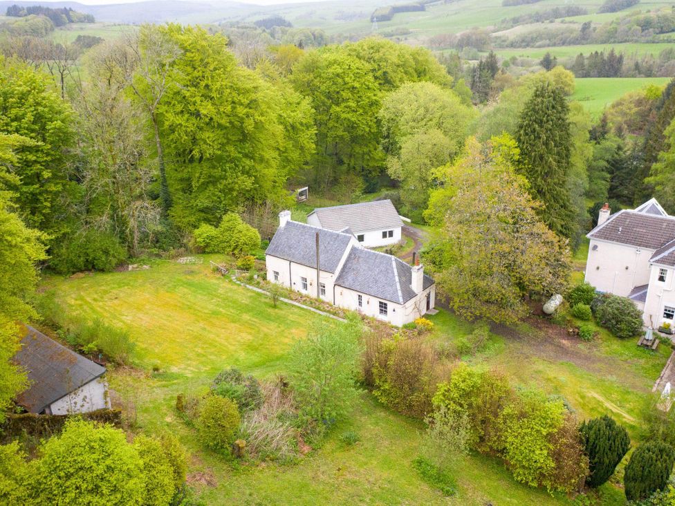 An outdoor area with a house and garden at RnB Rural n Beautiful Near Barrhill
