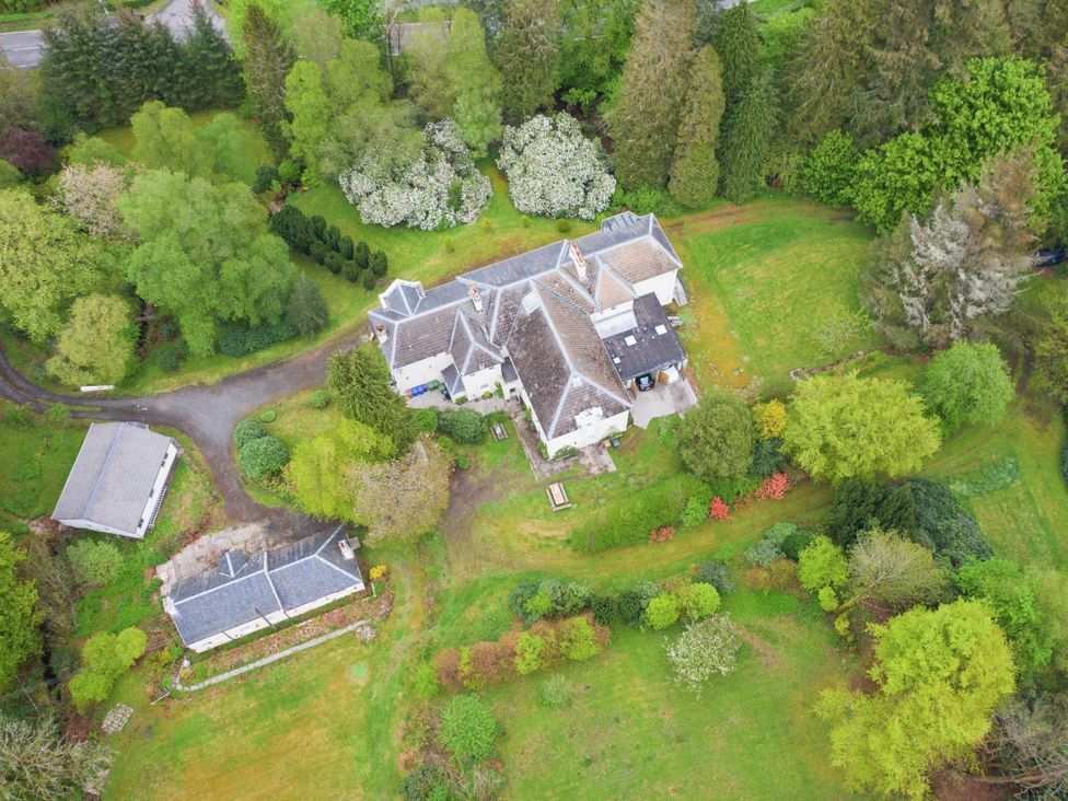 A house with garden and trees in the outdoor area at RnB Rural n Beautiful Near Barrhill