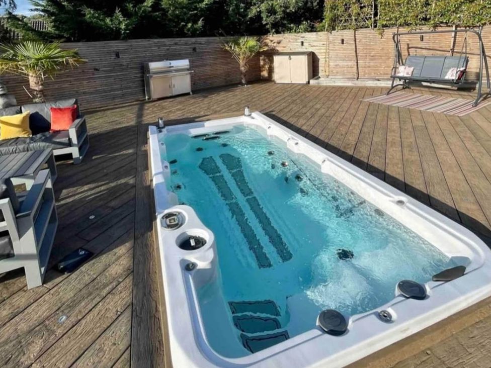 A garden with a hot tub and outdoor furniture at Hot tub  BBQ  Garden Parking  Sleeps 8 in Worcester