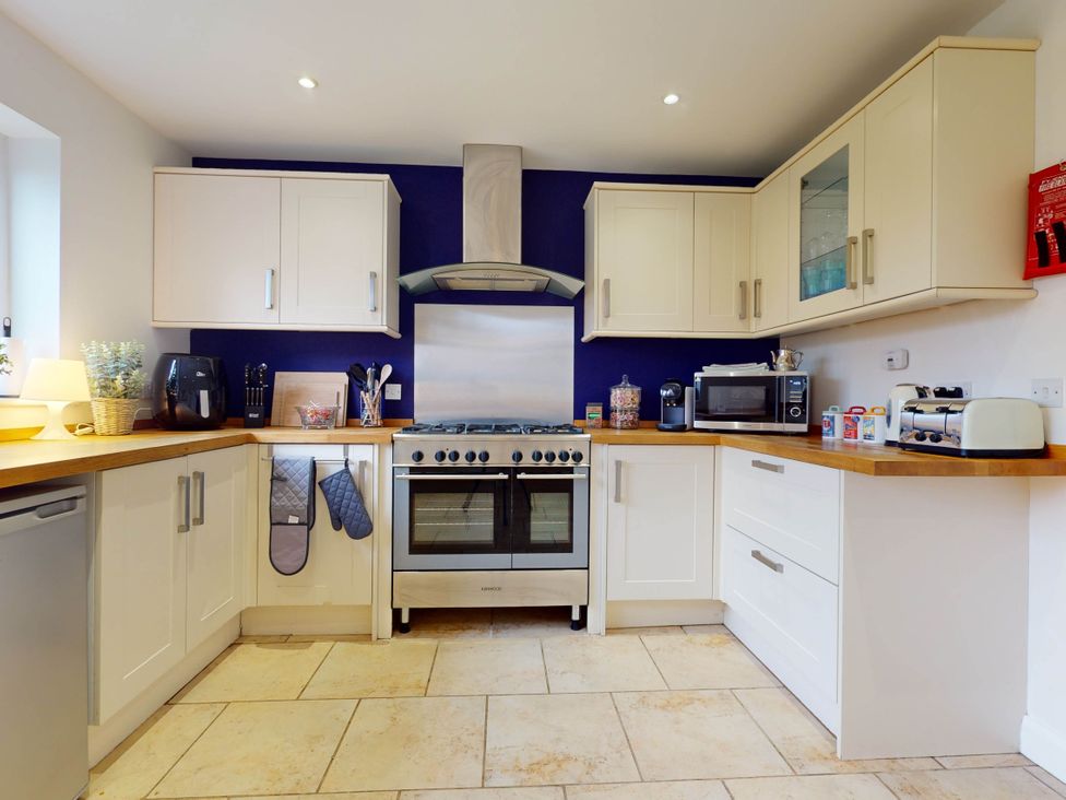 A kitchen with appliances and cabinets at 5 Bedroom Home Sleeps 16 Ideal for Groups in Epworth