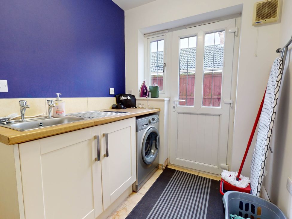 A laundry room with a washing machine and sink at 5 Bedroom Home Sleeps 16 Ideal for Groups in Epworth