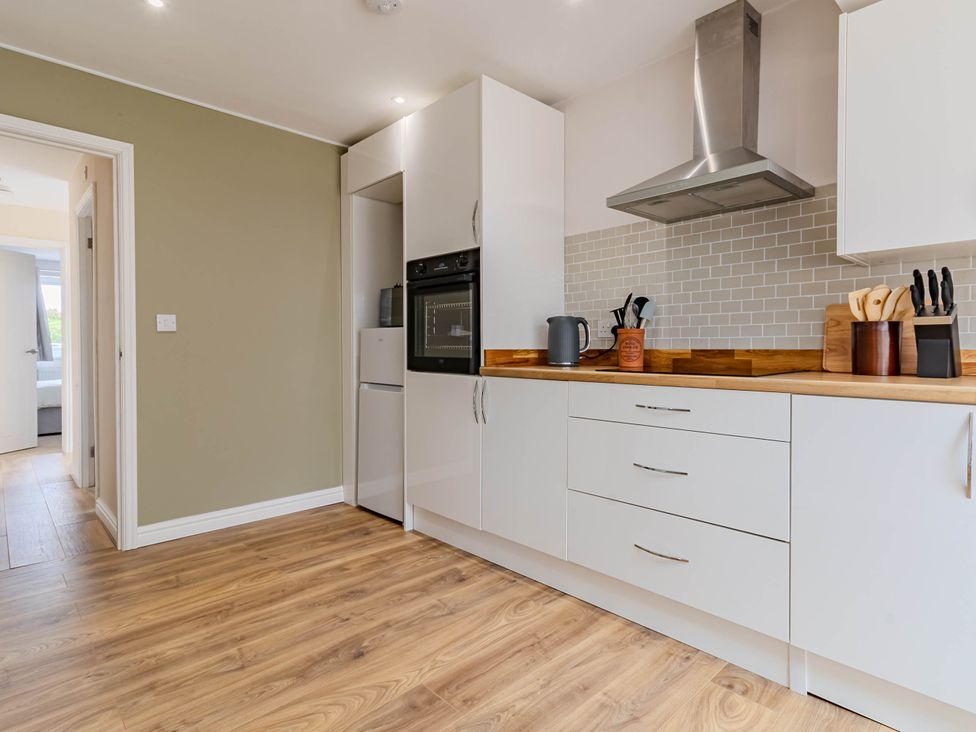 A kitchen with cabinets and appliances at Loughborough Luxe Bungalow Retreat Sleeps 6 in Shepshed