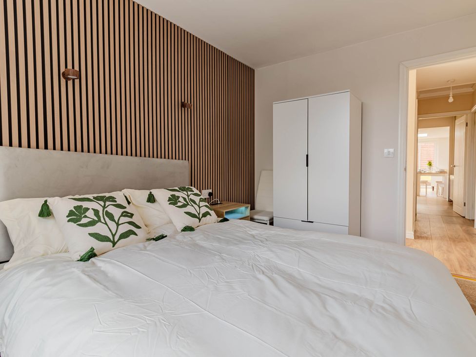 A bedroom with a bed and wardrobe at Loughborough Luxe Bungalow Retreat Sleeps 6 Shepshed