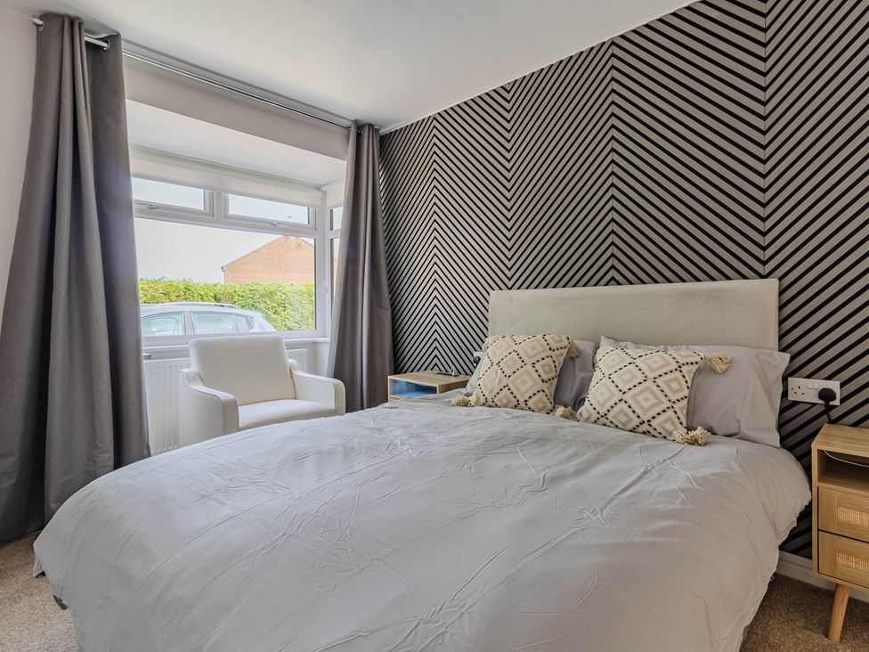 A bedroom with a bed and window at Loughborough Luxe Bungalow Retreat Sleeps 6 in Shepshed