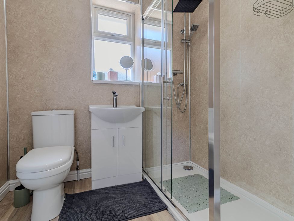 A bathroom with a toilet, sink, and shower at Loughborough Luxe Bungalow Retreat Sleeps 6 Shepshed
