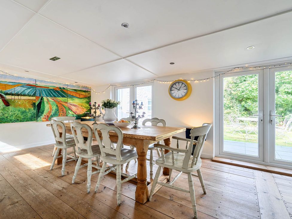 A dining room with table and chairs at House Sleeps 6 Pet Friendly Parking Auchencairn near Palnackie