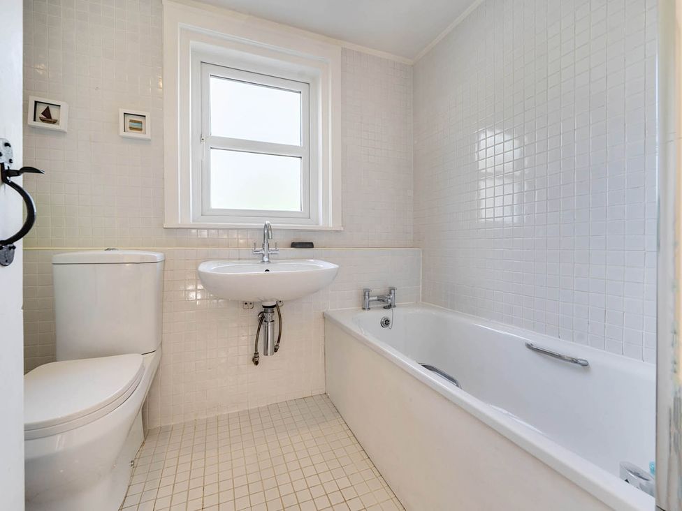 A bathroom with a sink, toilet, and bathtub at House Sleeps 6 Pet Friendly Parking Auchencairn near Palnackie