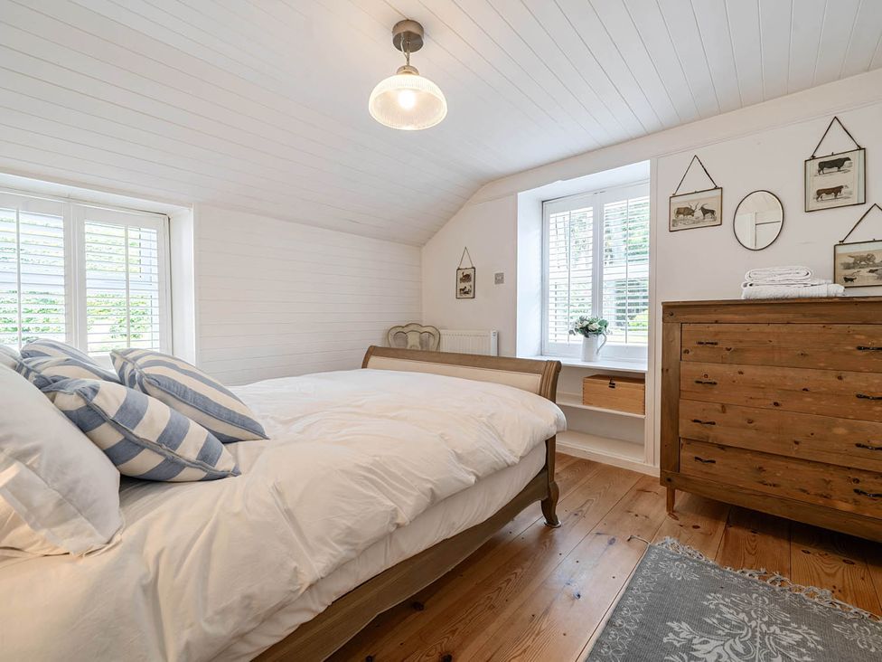 A bedroom with a bed and dresser at House Sleeps 6 Pet Friendly Parking Auchencairn near Palnackie