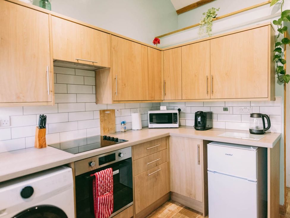 A kitchen with cabinets and appliances at 1 Bed Sleeps 3 Free Parking Pets Allowed Dereham
