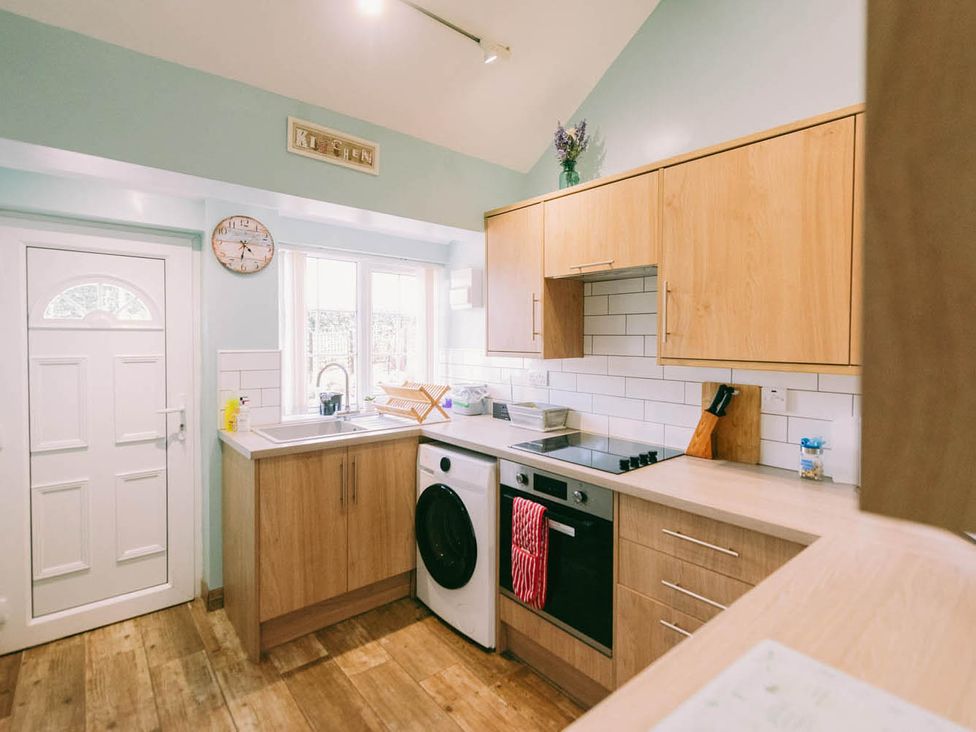 A kitchen with a sink and washing machine at 1 Bed Sleeps 3 Free Parking Pets Allowed, Dereham