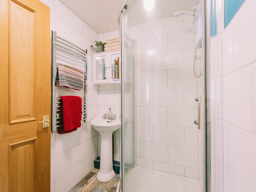 A bathroom with a shower and sink at 1 Bed Sleeps 3 Free Parking Pets Allowed in Dereham
