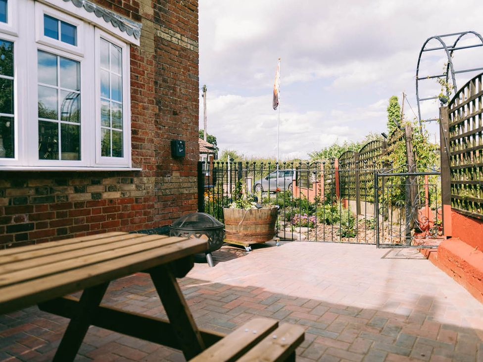 An outdoor patio with a table and chairs at 1 Bed Sleeps 3 Free Parking Pets Allowed Dereham