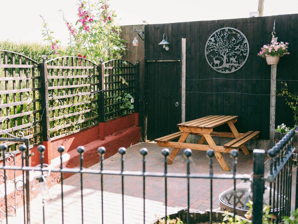 A garden with a picnic table and a fence at 1 Bed Sleeps 3 Free Parking Pets Allowed, Dereham