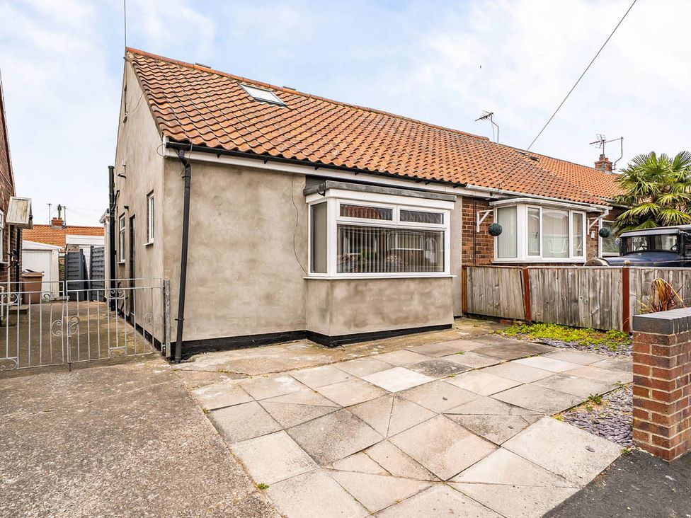 A side view of a house with a garden area at Cottage Sleeps 6 with Parking and Garden in Bridlington