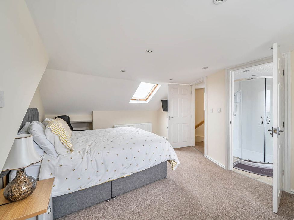 A bedroom with a bed and shower at Cottage Sleeps 6 with Parking and Garden in Bridlington