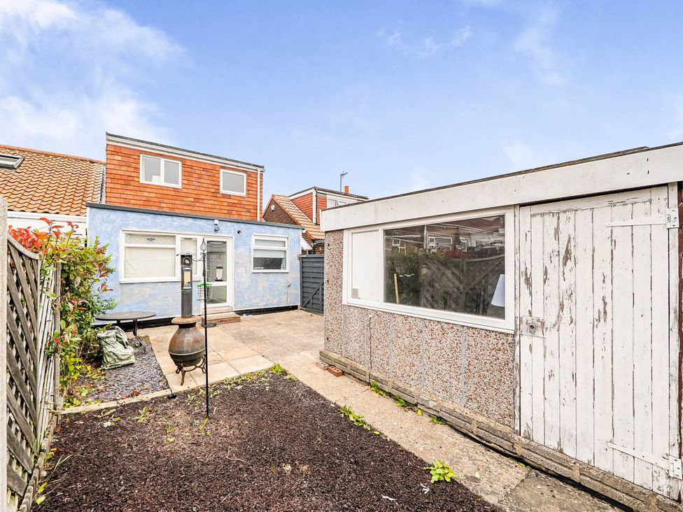 A garden with a house and shed at Cottage Sleeps 6 with Parking and Garden in Bridlington