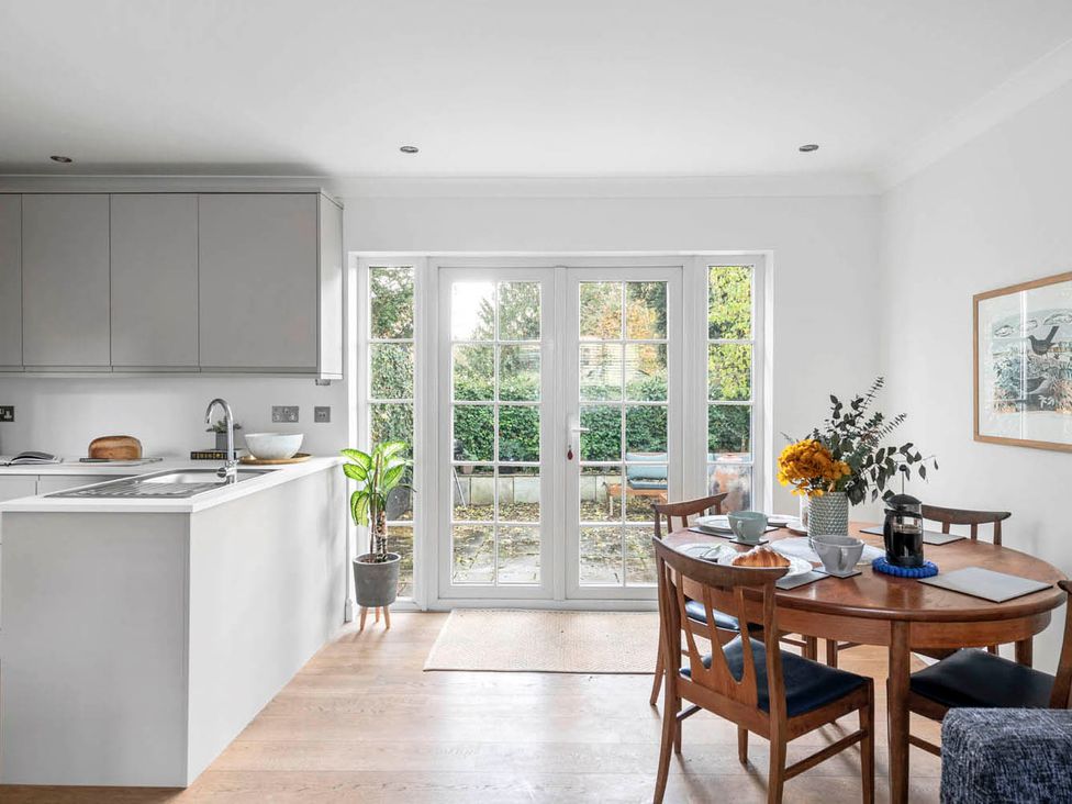 A kitchen with a dining table and chairs at the property in 