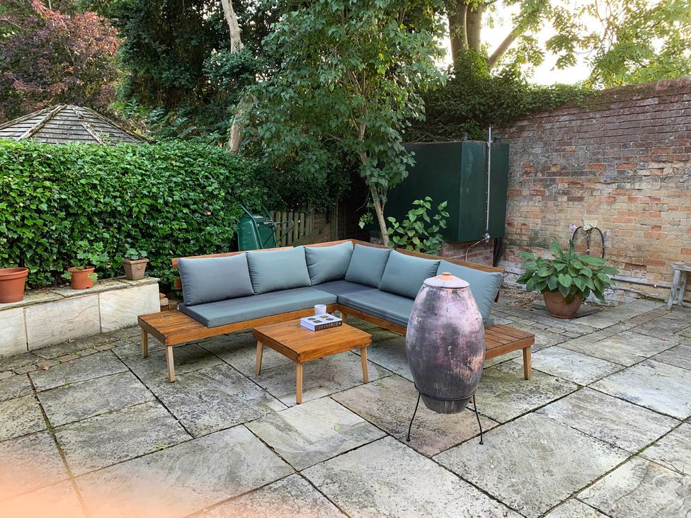 A garden with an outdoor sofa and coffee table at 