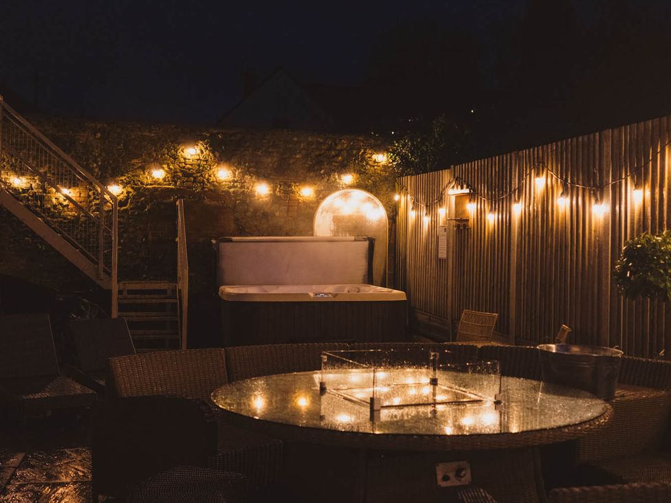 A garden with a hot tub and outdoor lights at the property