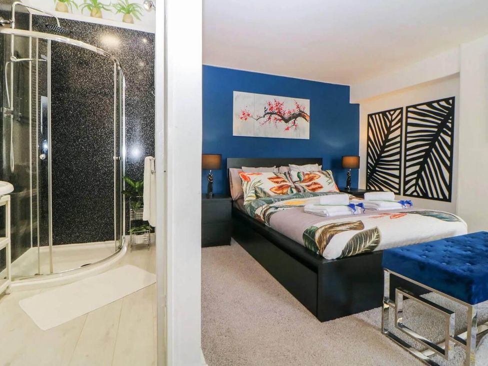 A bedroom with shower and bed at the property