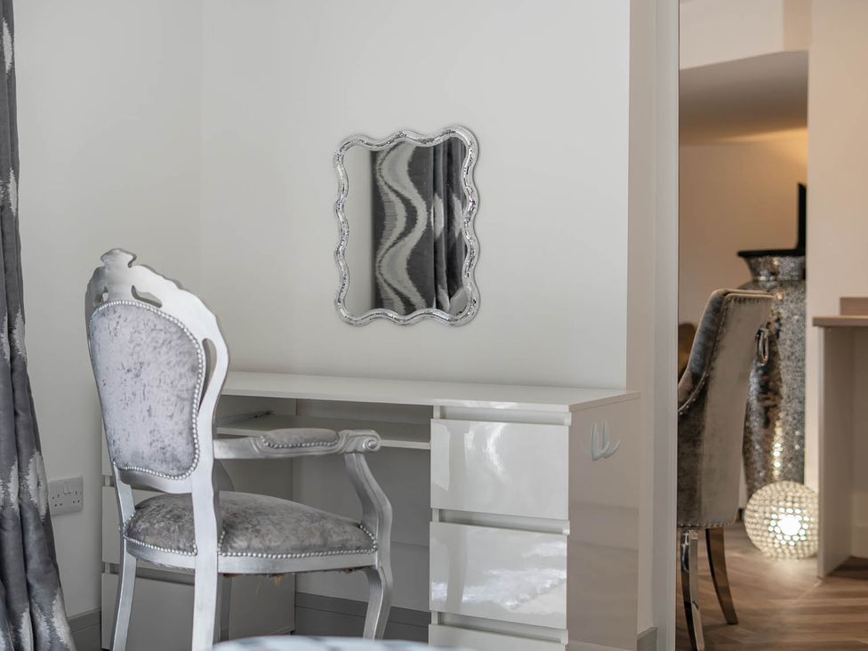 A dressing area with a desk and chair at Annexe Bungalow Sleeps 2 Maximum Parking Garden Scratby