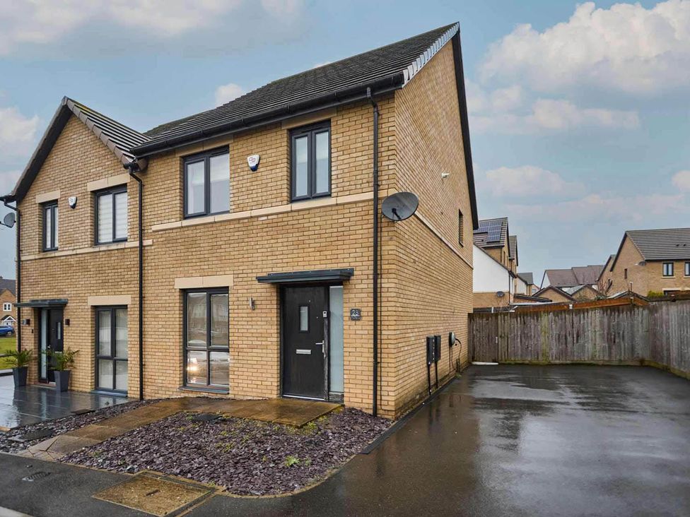 An exterior view of a house with a driveway at House Sleeps 8 with WiFi in Corby