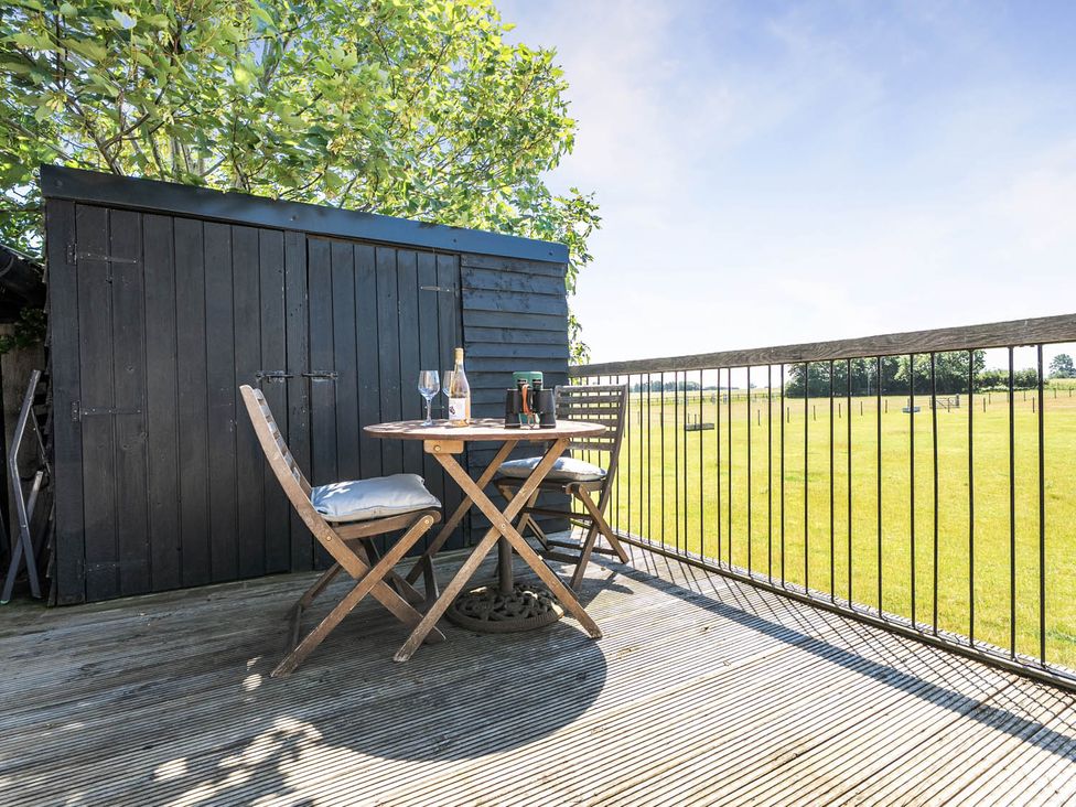 A terrace with a table and chairs at Hayloft Sleeps 3 with Enclosed terrace Dereham
